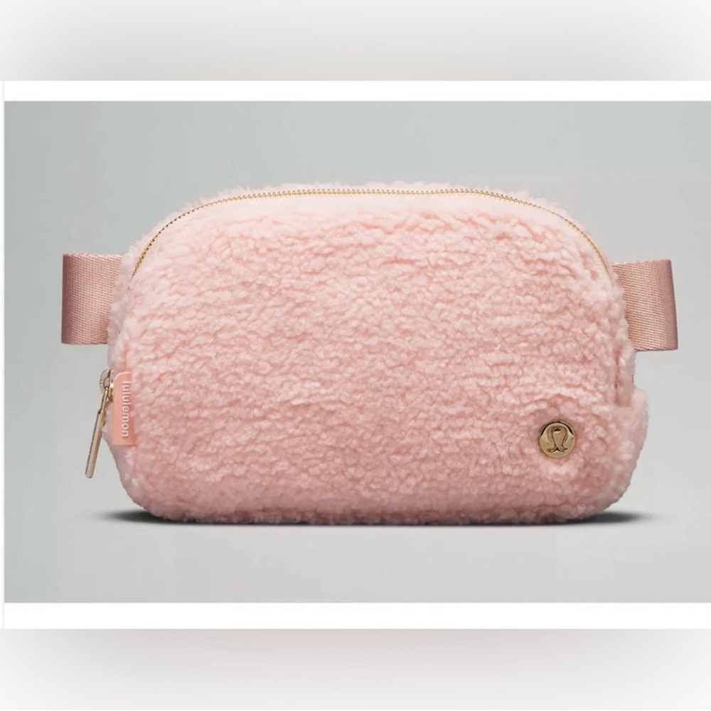 Lululemon Everywhere Belt Bag Fleece 1L Pink Mist Gold 00866